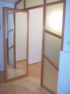 Innenliegender Spiegel in Glasfront