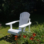 weißer Adirondack chair im Garten
