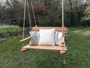 Schnelle Gedanken rund um das Thema Holz kommen auf dieser Schaukel Ein Schaukelsessel in einem Garten als Achtklassarbeit