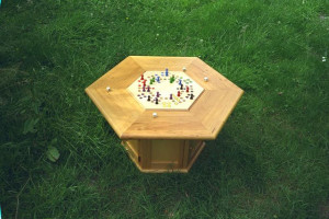 Spieletisch mit sechseckigen Spielen