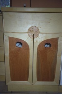 Spülenschrankfront mit Augen