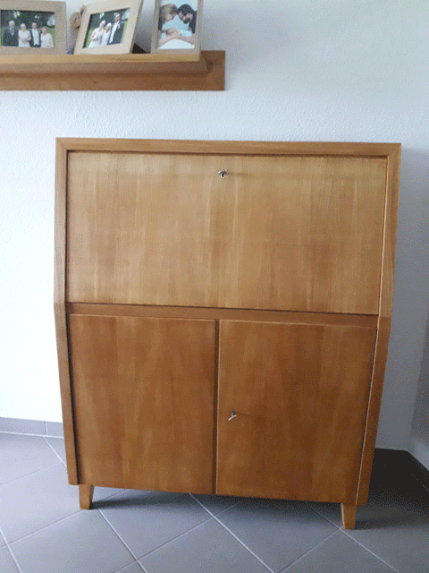 Ein Sekretär mit Eschenfurnier aus den 50er Jahren. Hinter der Klappe verbirgt sich ein Fachsystem für Briefe und Papiere.