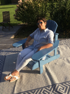 stolze Teilnehmerin im eigenen Adirondack chair