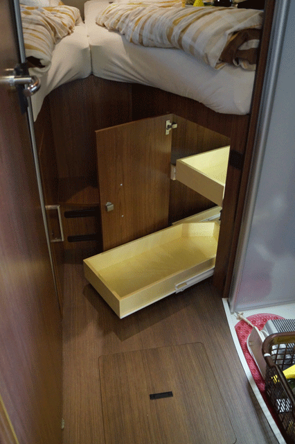 helle Schübe im dunklen Schrank