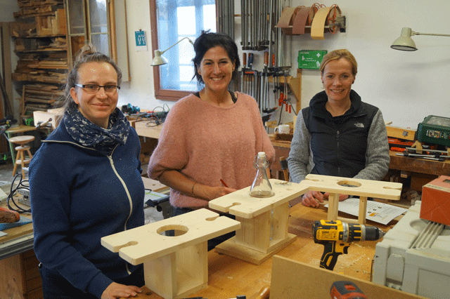 Drei Frauen freuen sich über mit Handwerkzeugen gefertigte Arbeiten