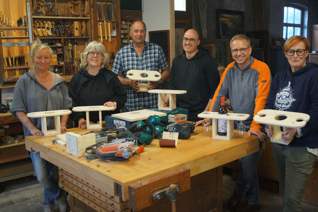 Fertige Werkstücke und glückliche Gesicheter nach dem Grundlagenkurs mit Handmaschinen
